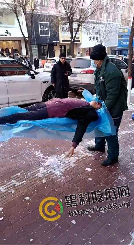 哈尔滨再现夺命冰溜子！屋顶凝结的巨大冰溜把路人头部直接刺穿 血溅了一米远 现场监控画面流出 太吓人了-4