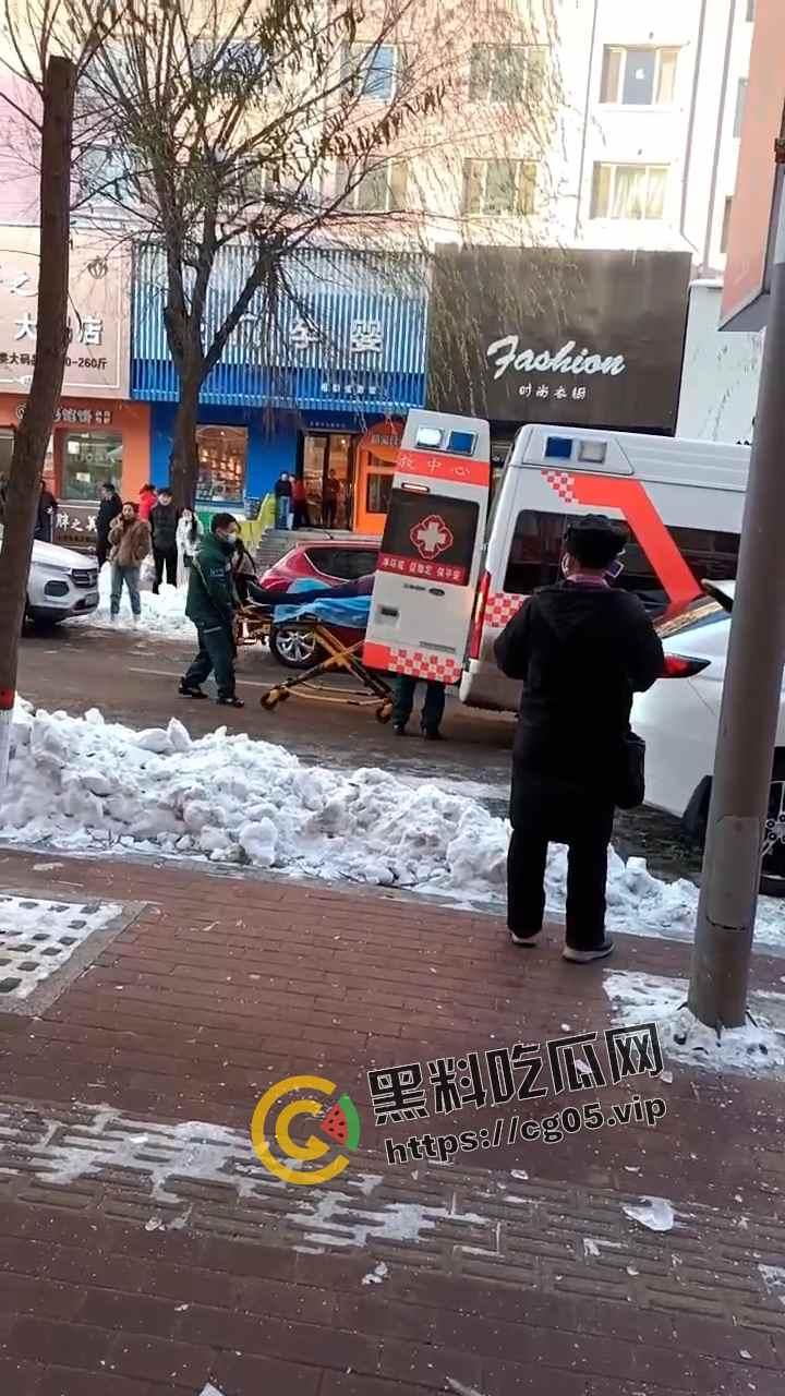 哈尔滨再现夺命冰溜子！屋顶凝结的巨大冰溜把路人头部直接刺穿 血溅了一米远 现场监控画面流出 太吓人了-6
