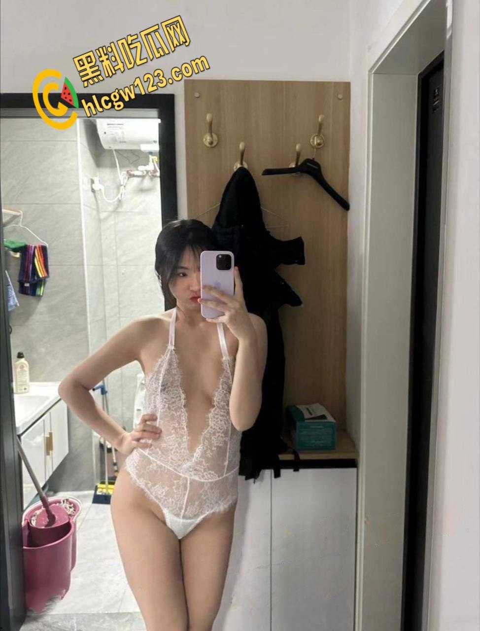 武汉反差母狗【李晓霜】，情趣装跪舔男友，骚逼渴求被狂干！-3