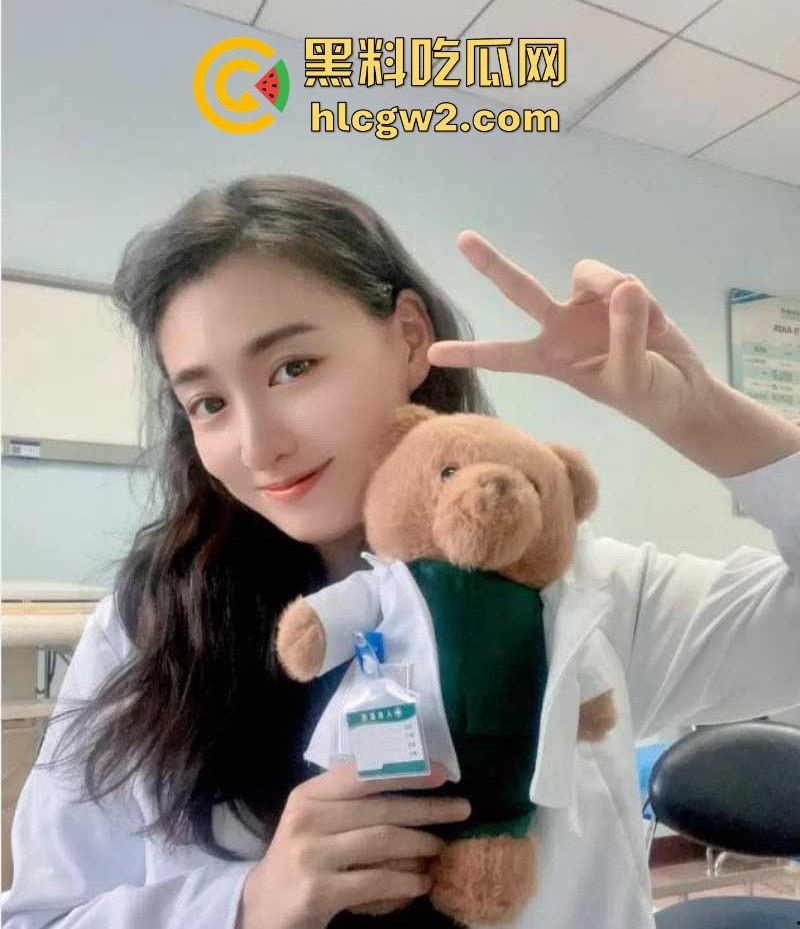 长沙医院医生『郝语彤』酒店开房被操到翻白眼！骚货医生玩3P，三个洞被猛操，叫声骚到让人腿软！-10