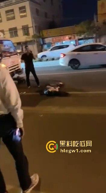 潮州龙湖镇大货车直接撞死俩小孩，惨到司机吓傻，路人哭得肝肠寸断！-2