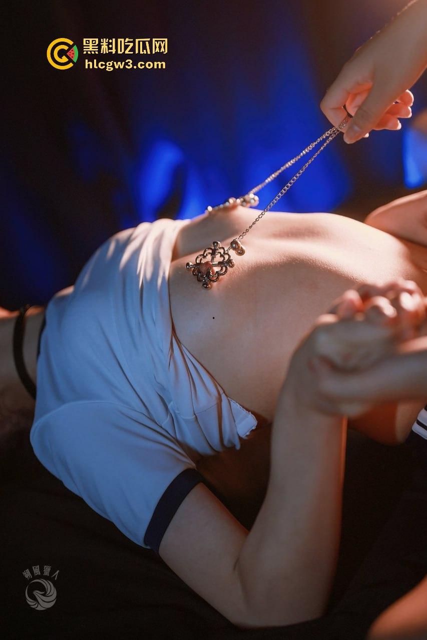 双马尾小萝莉［是奶桃呀］甜美外表下的骚劲 稚嫩白虎美穴被爸爸大肉棒塞满，双马尾玩成方向盘！-4