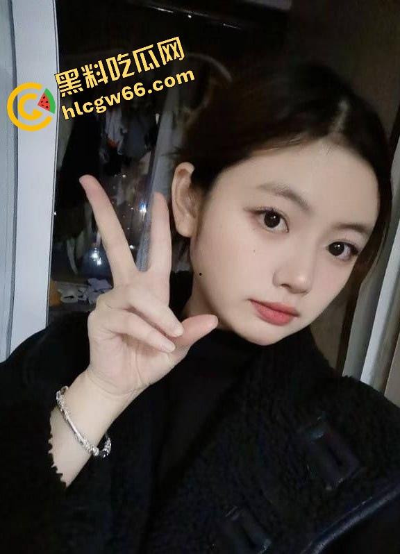 福建福清茶艺师【陈雪宜】为拉业绩认土豪做干爹，前男友怒了老子白舔三年，私拍视频全给你们看！-2