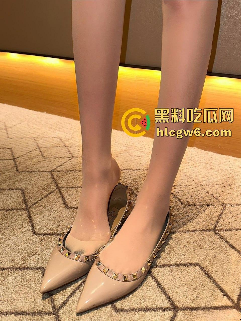 北京大长腿女神黑丝御姐【克鲁鲁】华伦天奴加攻速被富哥操翻 各种暴力姿势全解锁,男人最爱的尤物就是她!-6