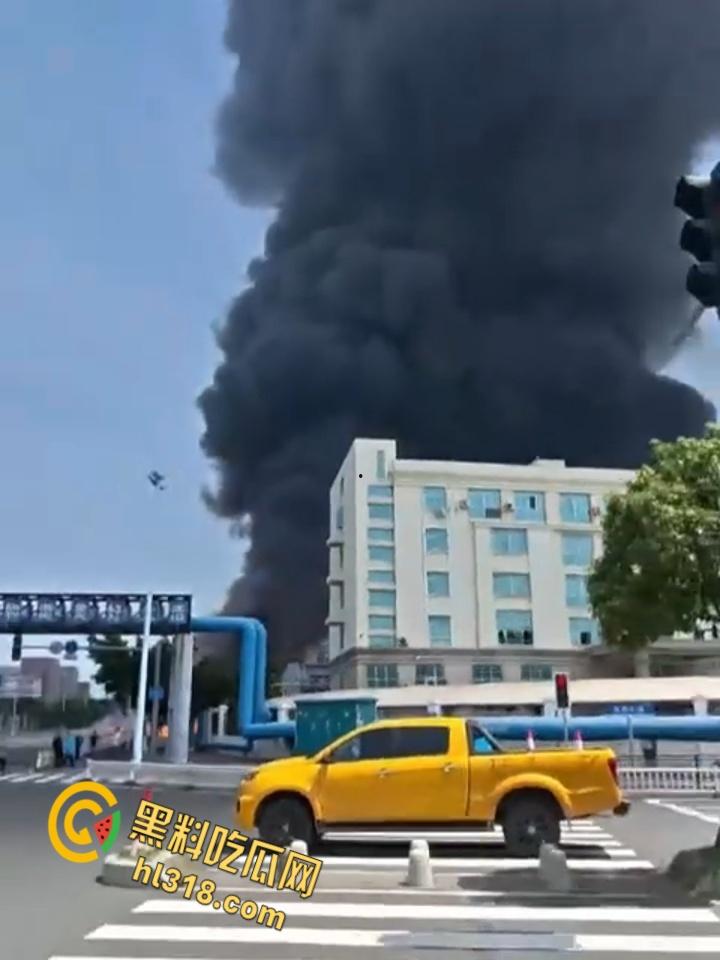 福清厂房大火黑烟吞没半城，黑烟冲天形势严峻，消防硬汉玩命压火硬刚，黑烟抢救零伤亡！-9