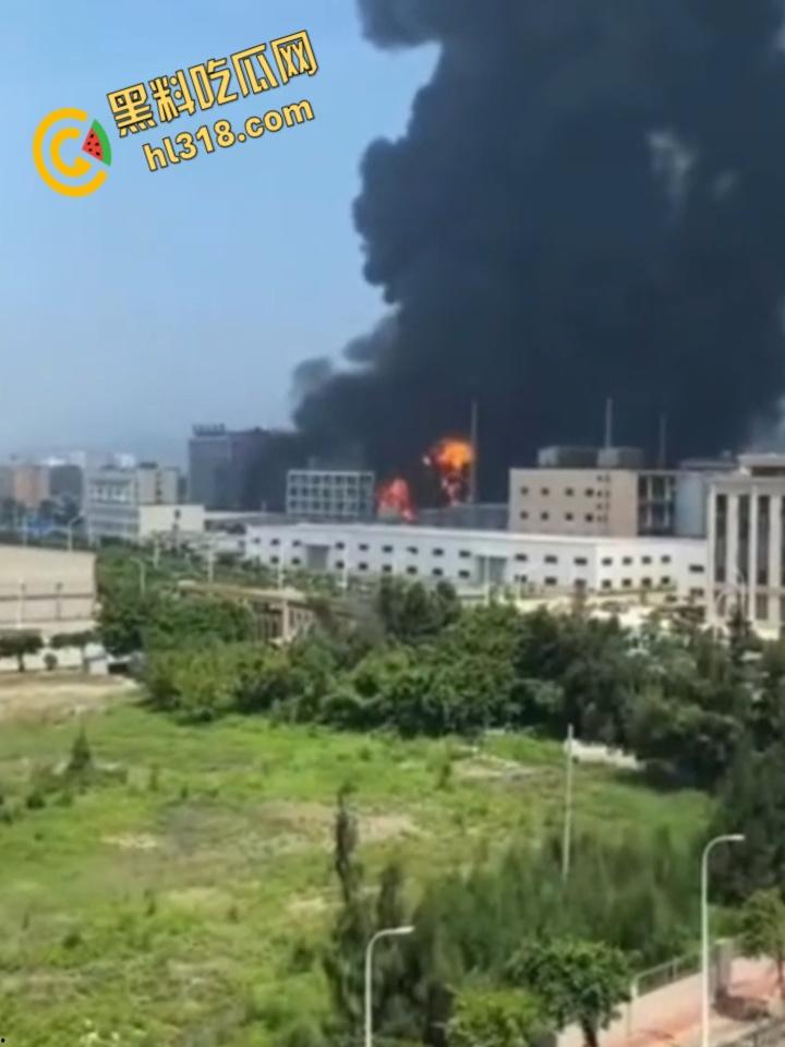 福清厂房大火黑烟吞没半城，黑烟冲天形势严峻，消防硬汉玩命压火硬刚，黑烟抢救零伤亡！-11