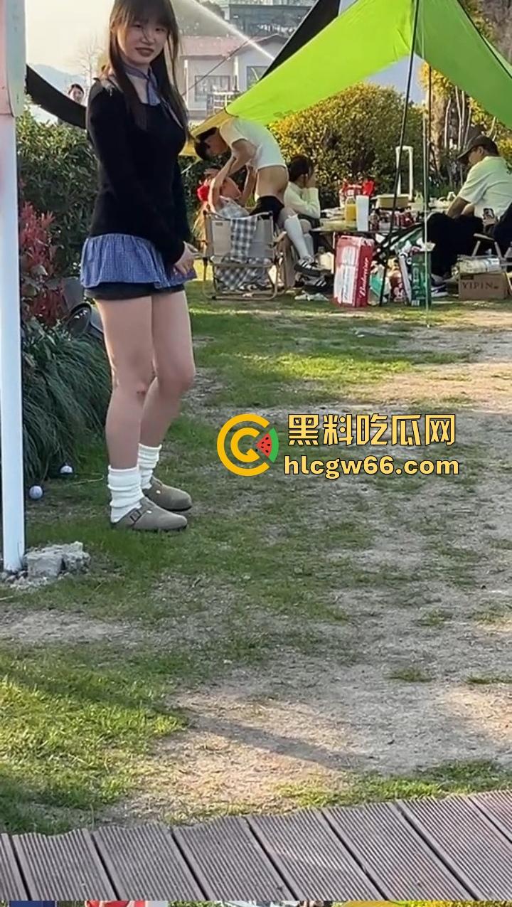 币圈KOL济州岛野外发情现场曝光，当众掏屌喂人吃，吓懵思密达游客，进酒店黑丝爆操不当人！-7