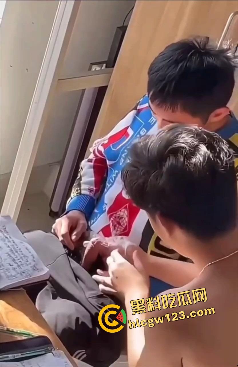 00后大学生太会玩，男生宿舍帮兄弟第一次打飞机？第一次就爽飞，这也太刺激了吧！-5