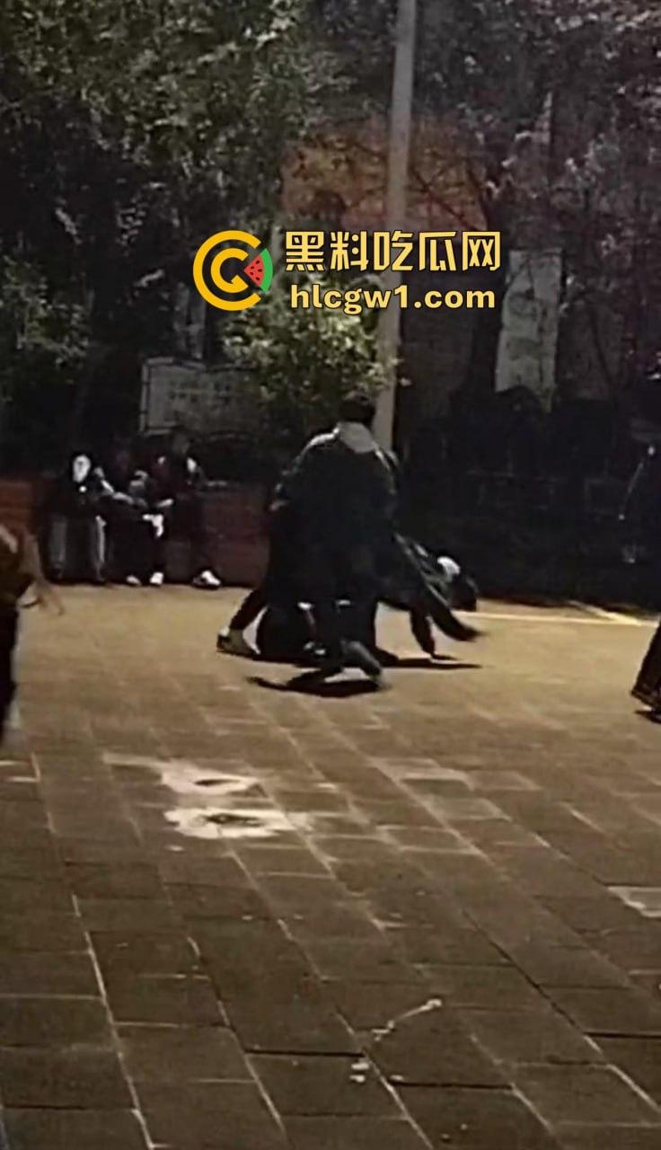 四川自贡富顺县斗殴闹出人命!精神小伙打架打崩,掏刀捅胸鲜血四溅,心肺复苏都白搭!-3