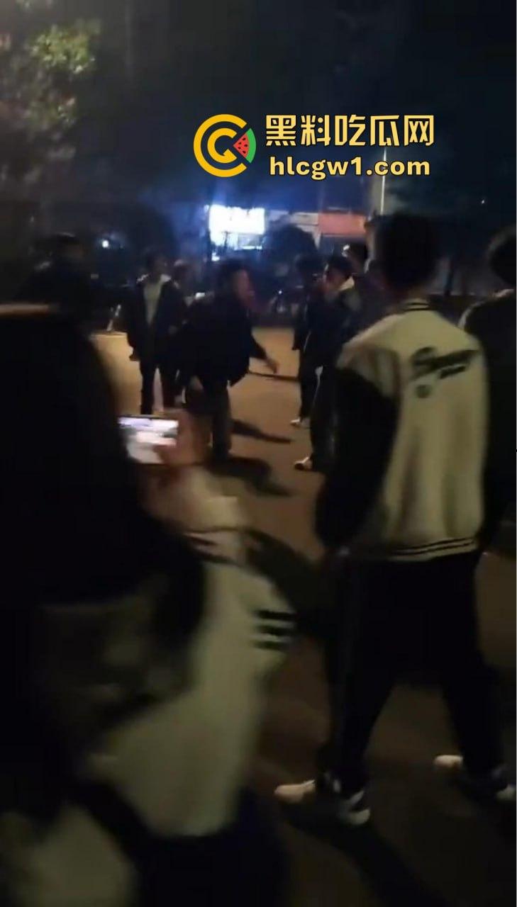 四川自贡富顺县斗殴闹出人命!精神小伙打架打崩,掏刀捅胸鲜血四溅,心肺复苏都白搭!-5