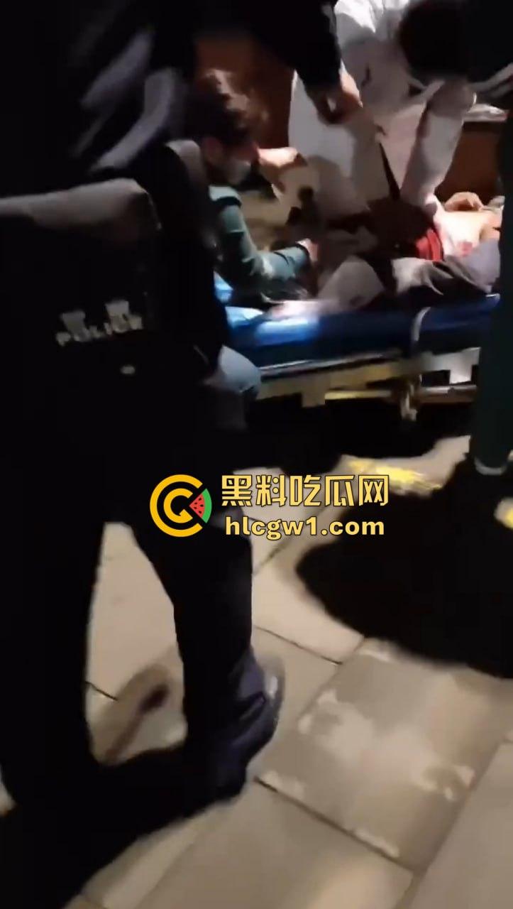 四川自贡富顺县斗殴闹出人命!精神小伙打架打崩,掏刀捅胸鲜血四溅,心肺复苏都白搭!-11