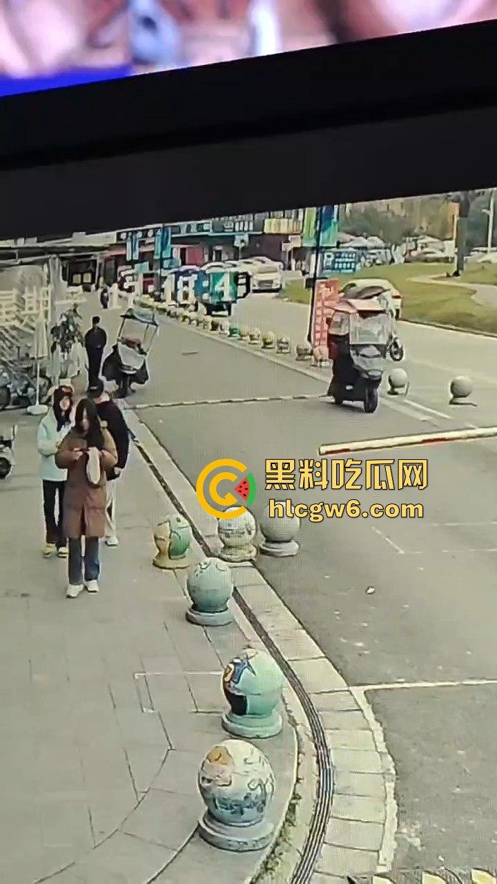 四川学生逃课无证驾驶试驾车!撞石墩脑袋开瓢,出了事不反思反怪学校和车行,家长操作直接让人无语!-10