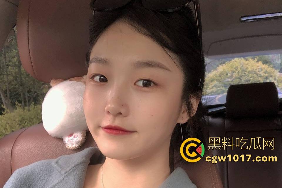 极品清纯女神【党泽】,职场女强人私下顶级口活,粉嫩骚穴吞根,口交完主动戴套主动骑乘,床上职场都有两把刷子!-1