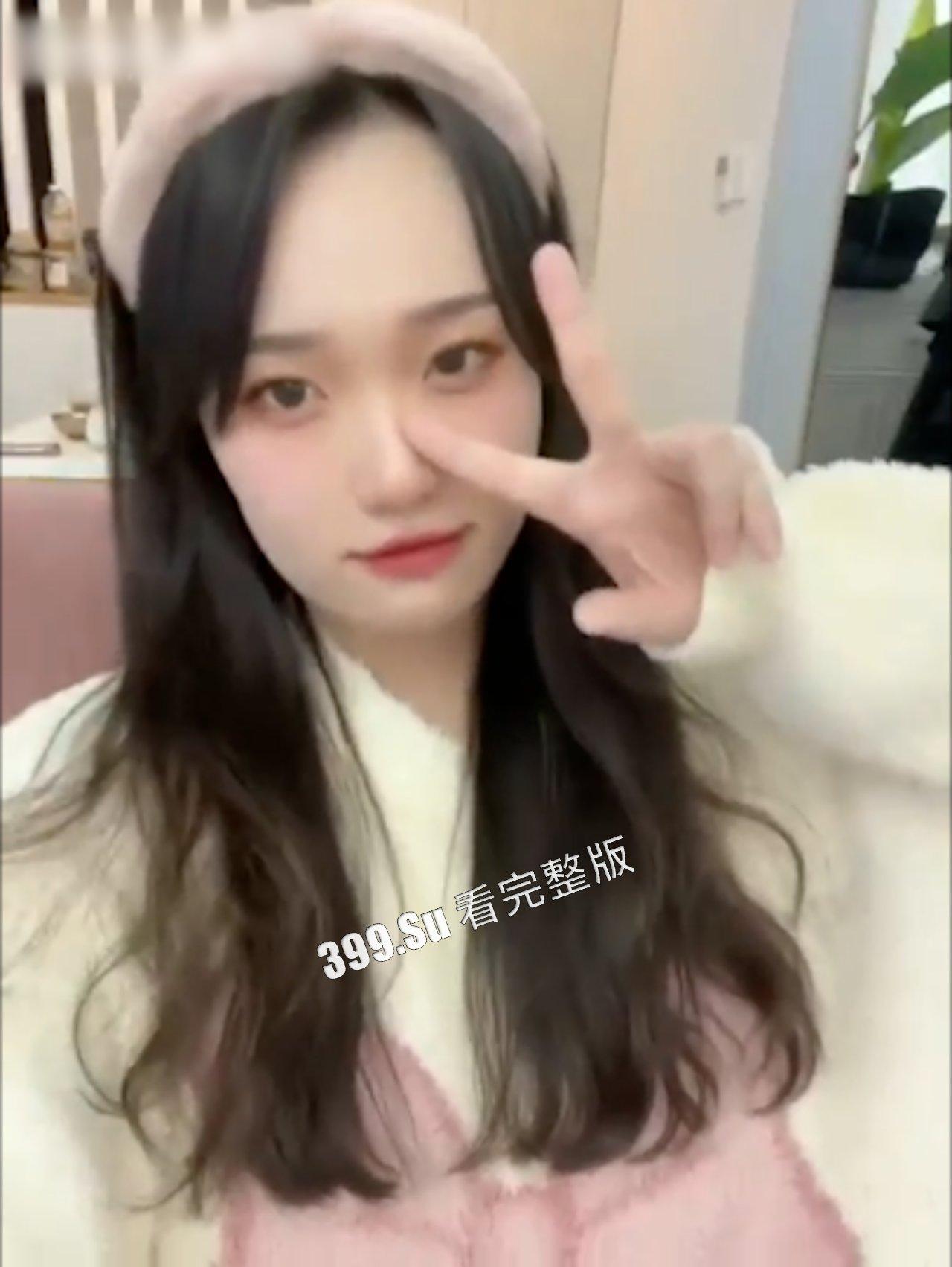 泄密 高颜长腿大学嫩妹被金主包养玩3p 换上各种情趣制服 上下开攻千裹后操 完美露脸超反差-1