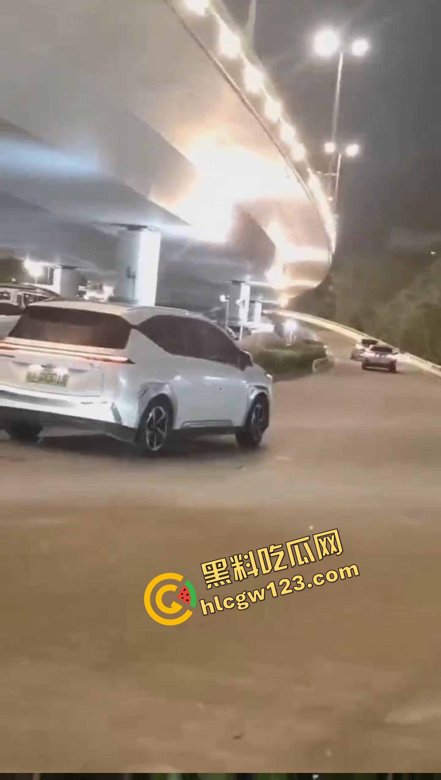 海南海口宝马车拖行小猫致死，群众当街怒吼追车，司机被围送派出所,这是碾压良知！-4