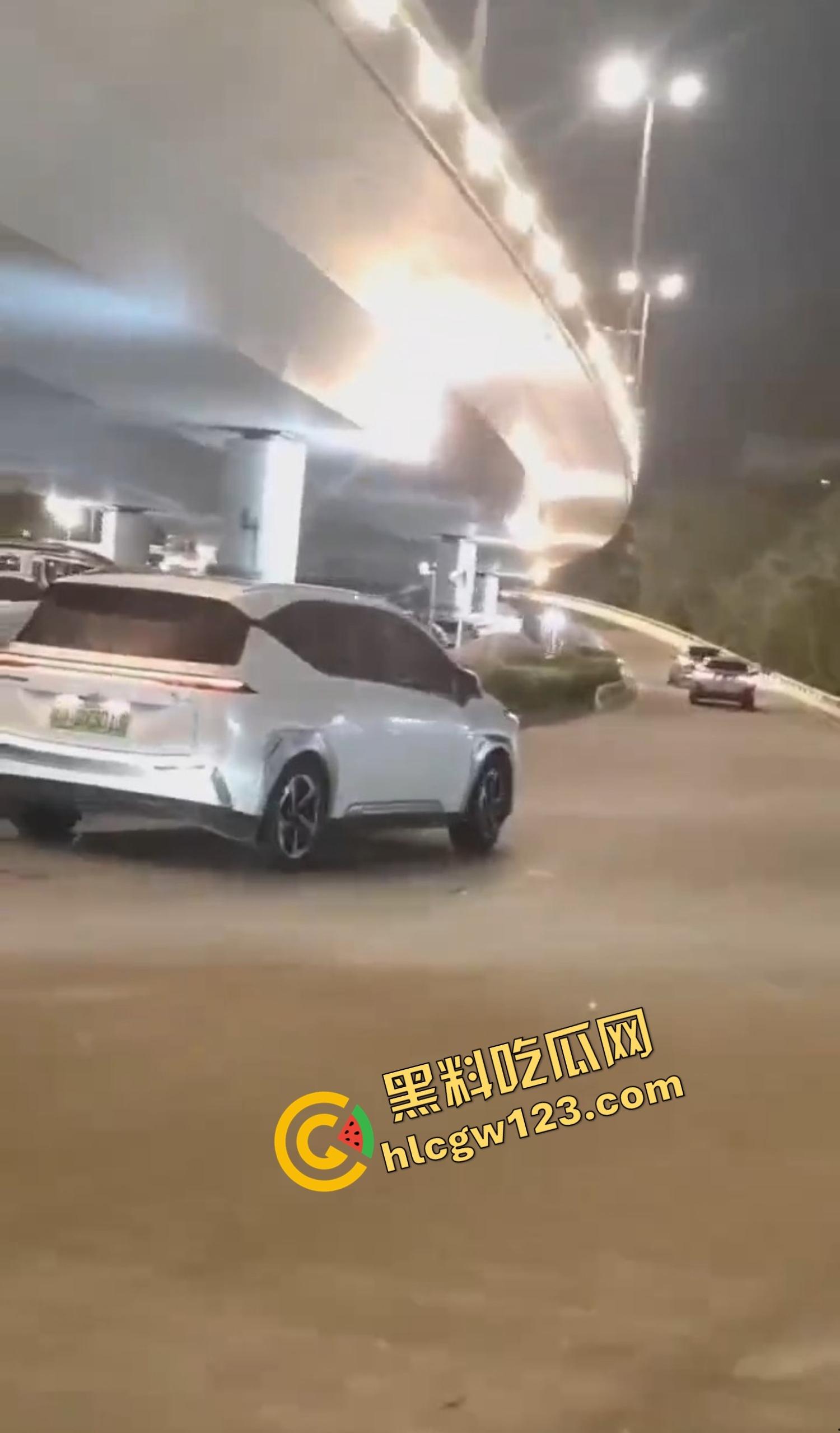 海南海口宝马车拖行小猫致死，群众当街怒吼追车，司机被围送派出所,这是碾压良知！-5