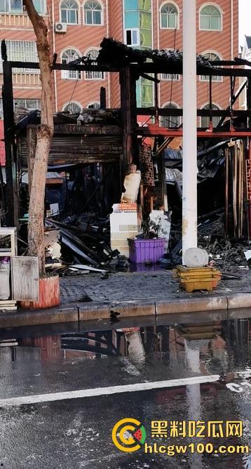 郑州东建材突发火灾，现场浓烟滚滚，火舌漫天，多视角现场直击，这会老板估计还在闷闷哭-4