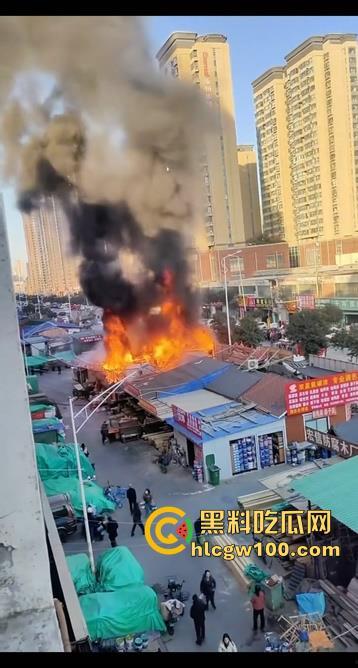 郑州东建材突发火灾，现场浓烟滚滚，火舌漫天，多视角现场直击，这会老板估计还在闷闷哭-8