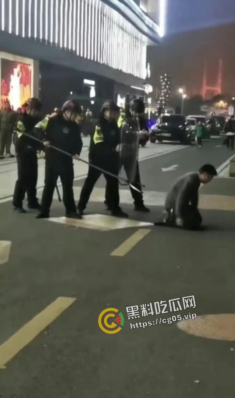 南昌红谷滩 男子拔刀怒砍小三 误伤自己老婆 杀完小三再救老婆 就事论事真男人-4