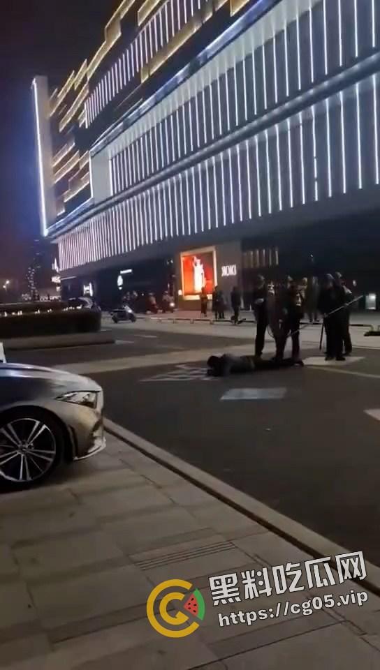 南昌红谷滩 男子拔刀怒砍小三 误伤自己老婆 杀完小三再救老婆 就事论事真男人-7