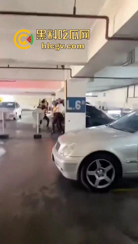 印尼小哥带别人老婆车震,被老公当场抓包!慌乱逃跑上演车库逃亡!-4