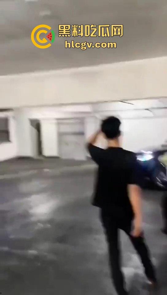 印尼小哥带别人老婆车震,被老公当场抓包!慌乱逃跑上演车库逃亡!-6