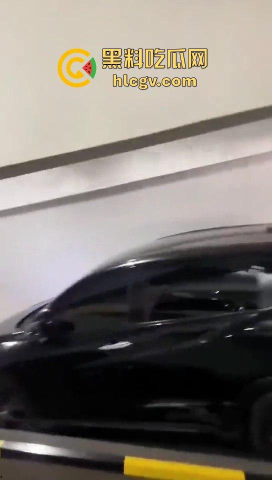 印尼小哥带别人老婆车震,被老公当场抓包!慌乱逃跑上演车库逃亡!-11