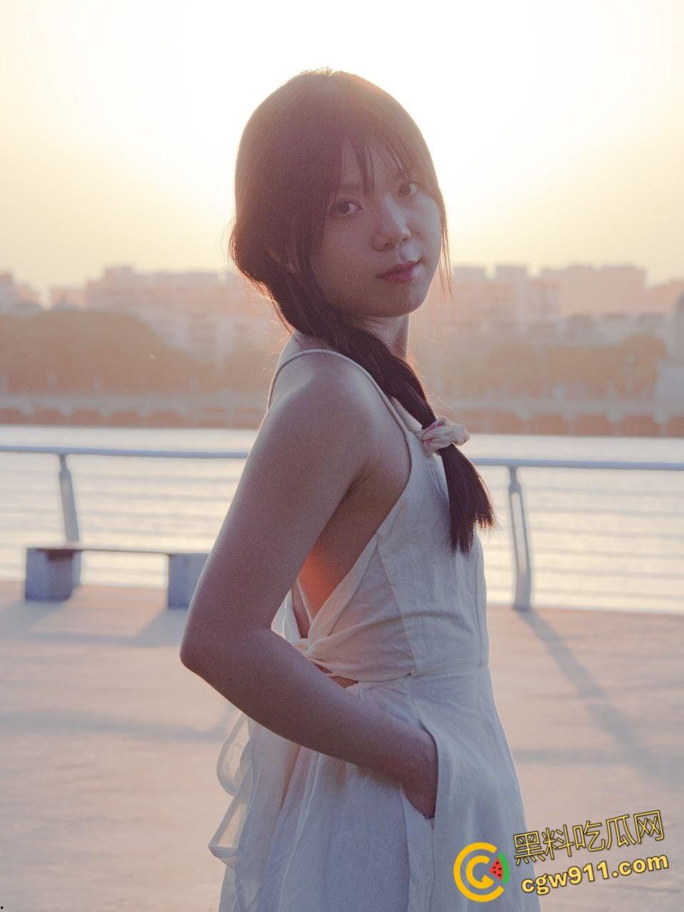 广东佛山新婚小夫妻,趁着休婚假在家疯狂做爱,开档黑丝足交韵味十足,蒙眼调教后入翘臀 !-1