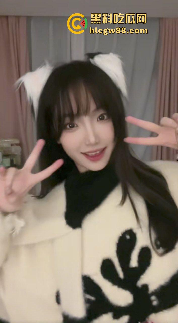 抖音反差嫩妹骚婊【相咕烧麦】化身洛丽塔女仆淫荡吃鸡，私人影院做爱无套内射白浆涌出！-2