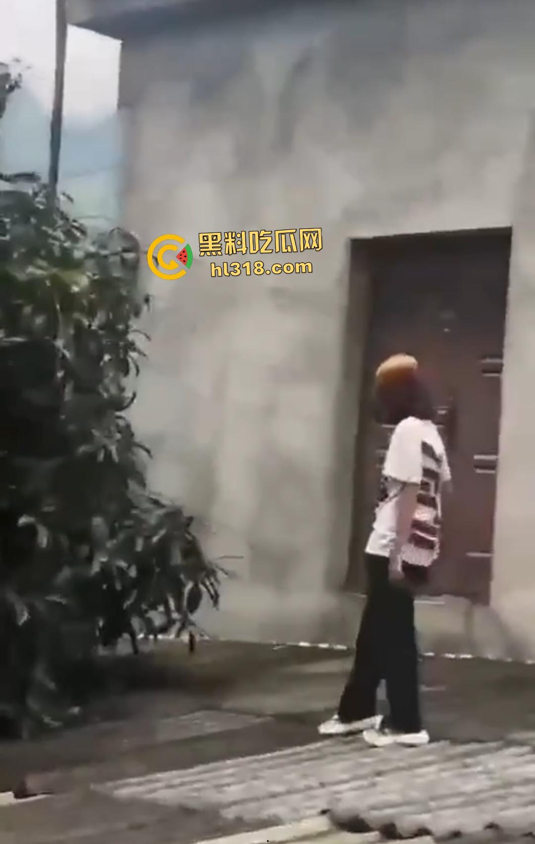 集美组团偷芒果翻车!白衣女孩瓦房“跳关”坠落陷阱,谁知这却是房主故意的陷阱!-3