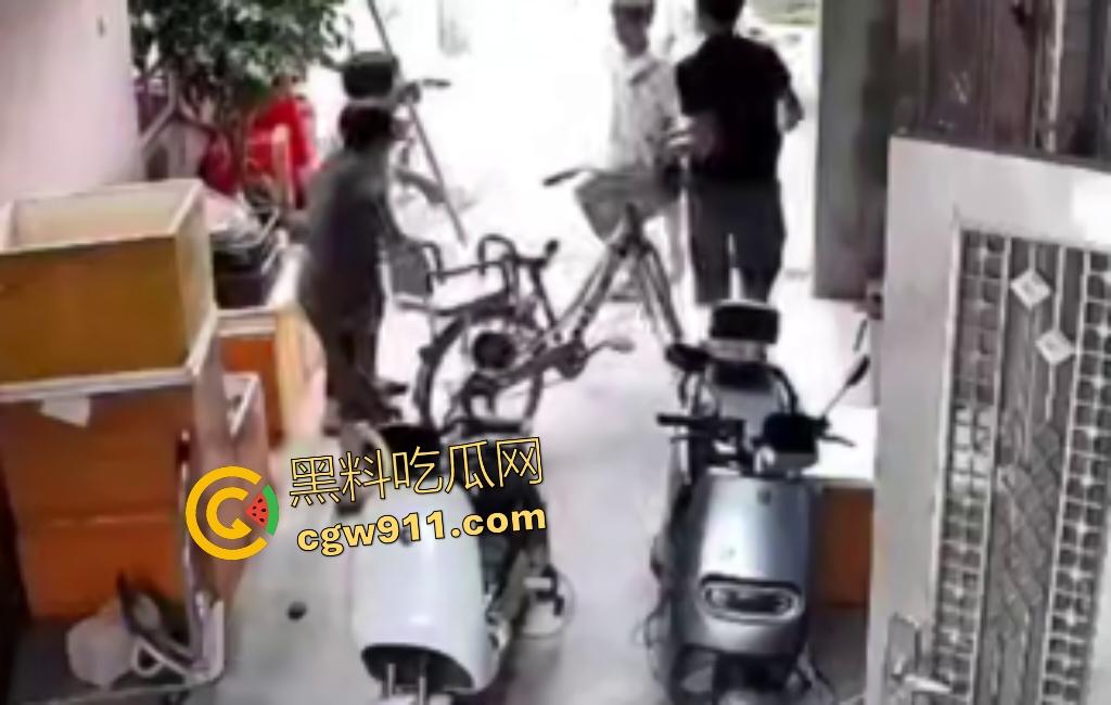 福建巷子里小孩乱放东西堵路，邻居怒打熊孩子引发小孩家长彻底疯狂抄刀狂砍，这起码要判三年起步！-2