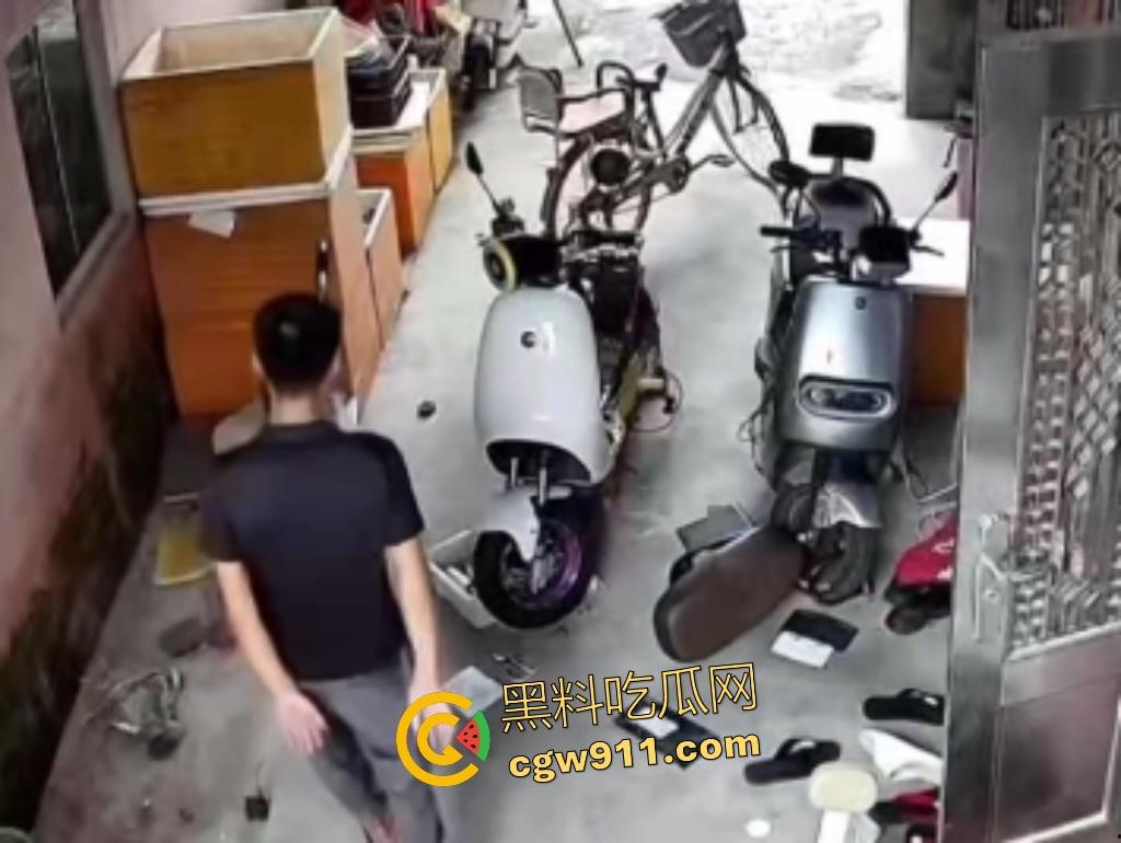 福建巷子里小孩乱放东西堵路，邻居怒打熊孩子引发小孩家长彻底疯狂抄刀狂砍，这起码要判三年起步！-3