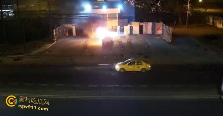 厄瓜多尔瓜亚基尔监狱，外主干道汽车炸弹袭击，逃窜男子撞墙引爆火球冲天，围墙摧毁碎片四溅 !-1