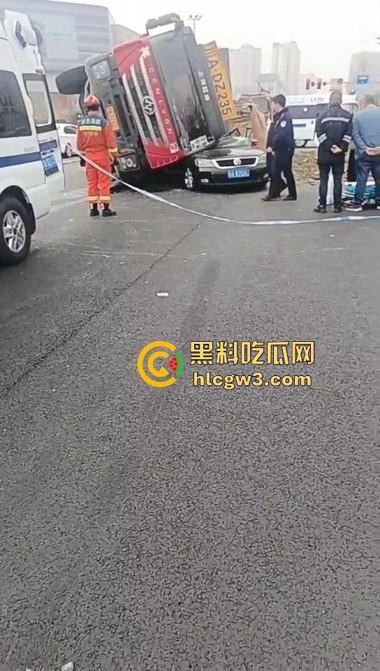成都郫县渣土车侧翻压塌小轿车，事故致三死一伤，原因疑为小车强行变道！-5