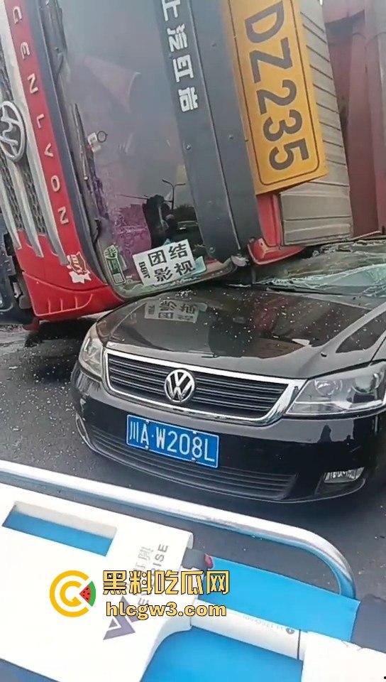 成都郫县渣土车侧翻压塌小轿车，事故致三死一伤，原因疑为小车强行变道！-6