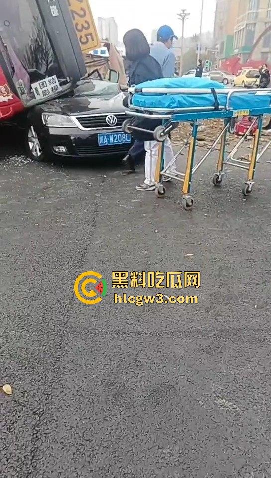 成都郫县渣土车侧翻压塌小轿车，事故致三死一伤，原因疑为小车强行变道！-7