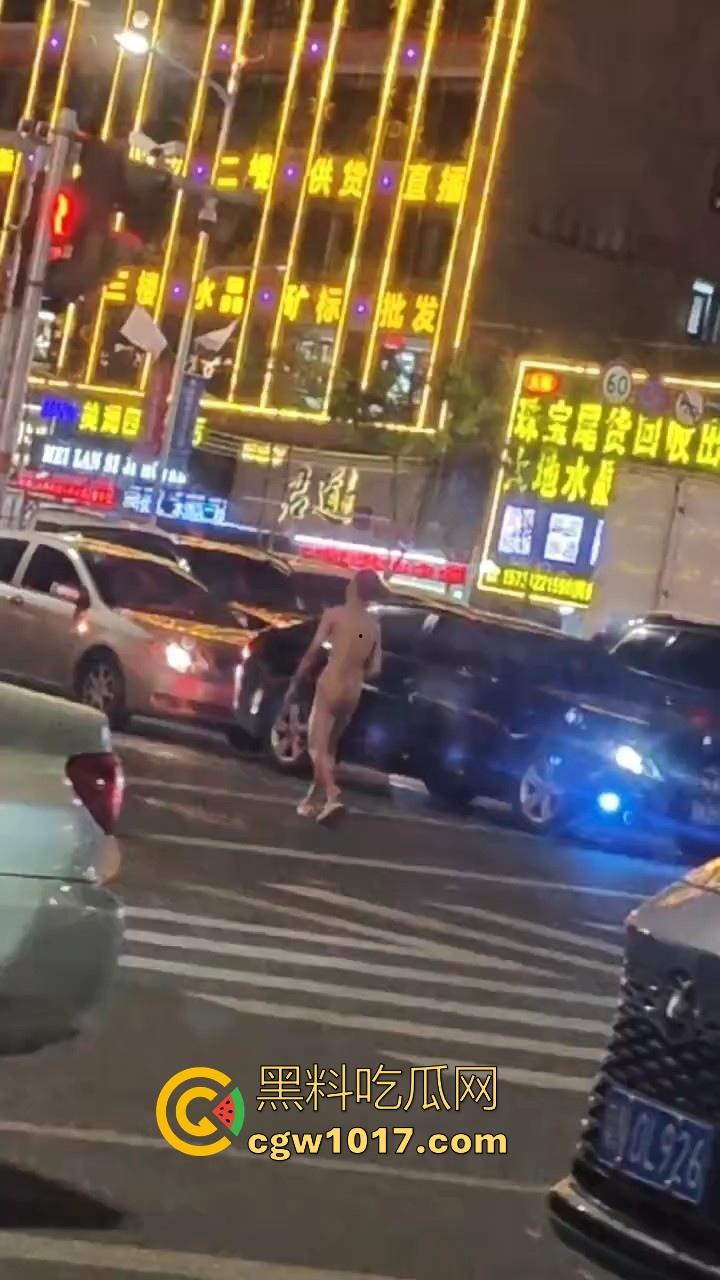 大冬天街头惊现裸男夜跑！全身脱光在车流量最大的街道夜跑，马路中央的焦点，难道什么女主人的任务啊！-1