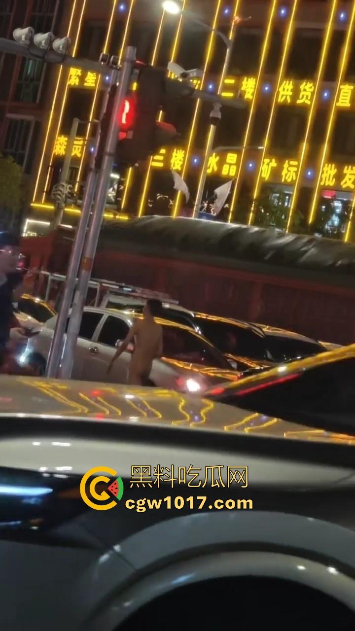大冬天街头惊现裸男夜跑！全身脱光在车流量最大的街道夜跑，马路中央的焦点，难道什么女主人的任务啊！-2