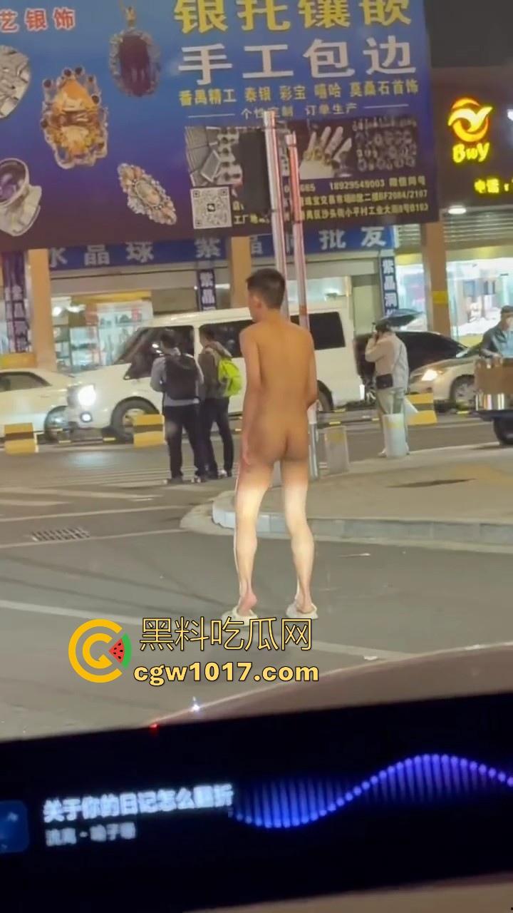 大冬天街头惊现裸男夜跑！全身脱光在车流量最大的街道夜跑，马路中央的焦点，难道什么女主人的任务啊！-7