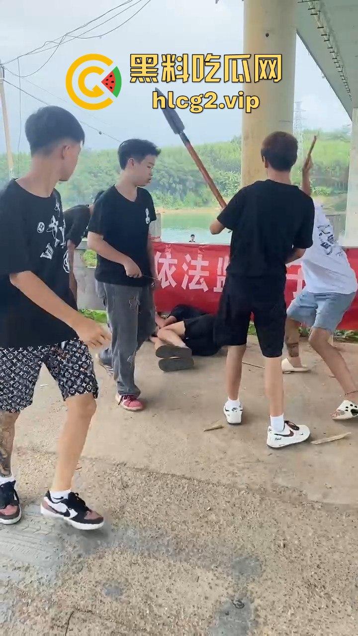 河南精神小伙挥舞青龙偃月刀街头打架，这群人是武术学校出来的？-3