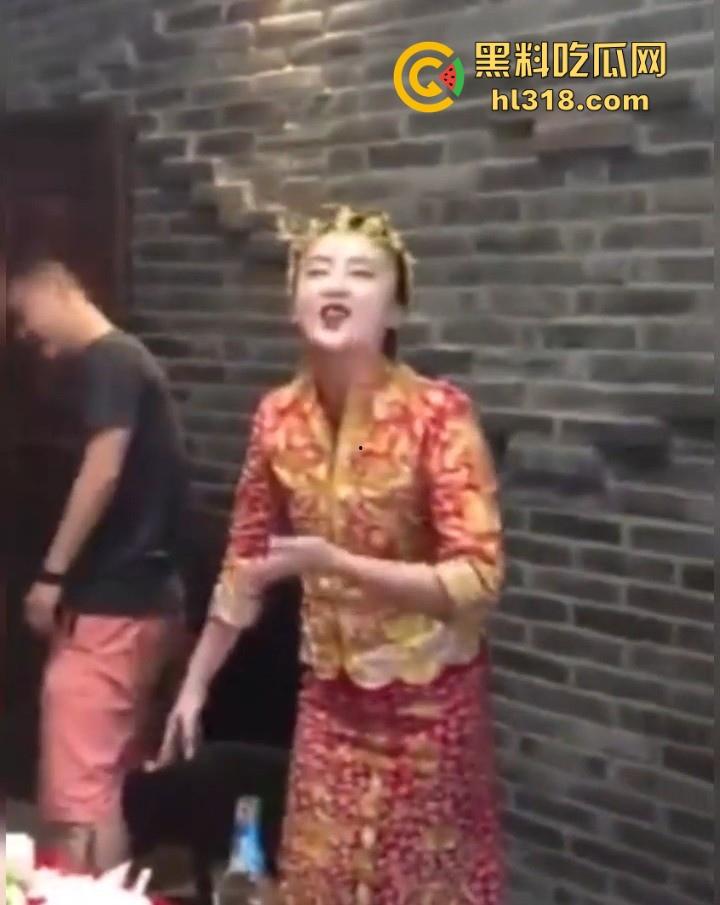 新娘结婚当众口交吞精？新娘低头伸舌舔弄，满意吞下，这是哪个地方的习俗，玩得这么淫乱的嘛！-7