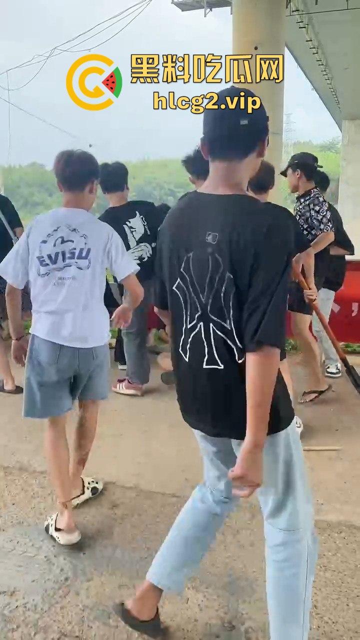 河南精神小伙挥舞青龙偃月刀街头打架，这群人是武术学校出来的？-6