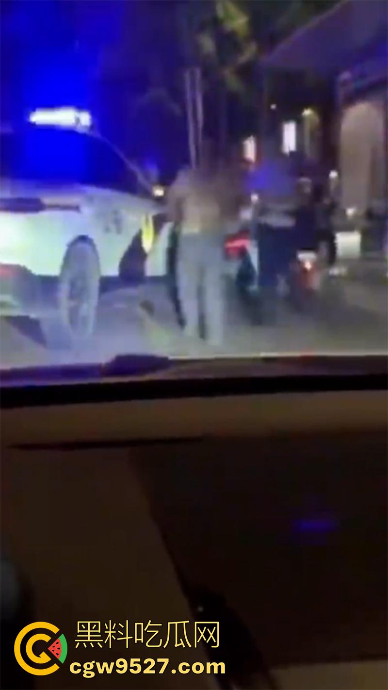 胆子很小但色心不小啊，女子开房偷情被老公发现，情夫躲在店里不敢出来，老公几次破门都失败了！-8