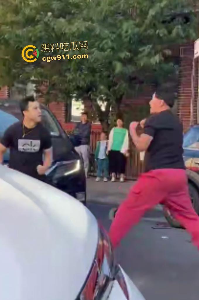 美国街头白人种族主义者狂喷黄种人歧视辱骂,被黄种拳皇暴揍成狗,嚣张叫嚣come here还挨拳反杀!-1