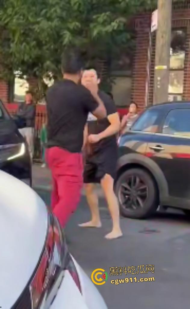 美国街头白人种族主义者狂喷黄种人歧视辱骂,被黄种拳皇暴揍成狗,嚣张叫嚣come here还挨拳反杀!-2