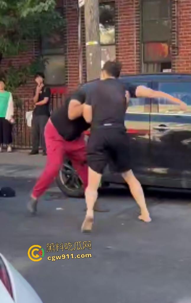 美国街头白人种族主义者狂喷黄种人歧视辱骂,被黄种拳皇暴揍成狗,嚣张叫嚣come here还挨拳反杀!-4
