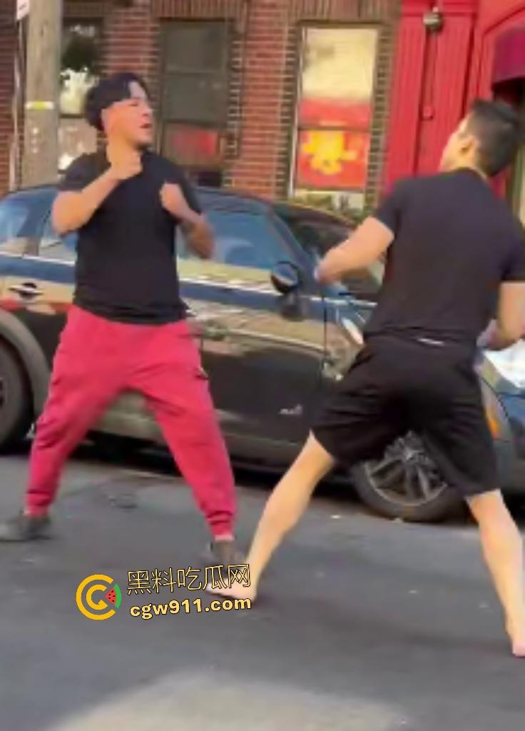 美国街头白人种族主义者狂喷黄种人歧视辱骂,被黄种拳皇暴揍成狗,嚣张叫嚣come here还挨拳反杀!-5