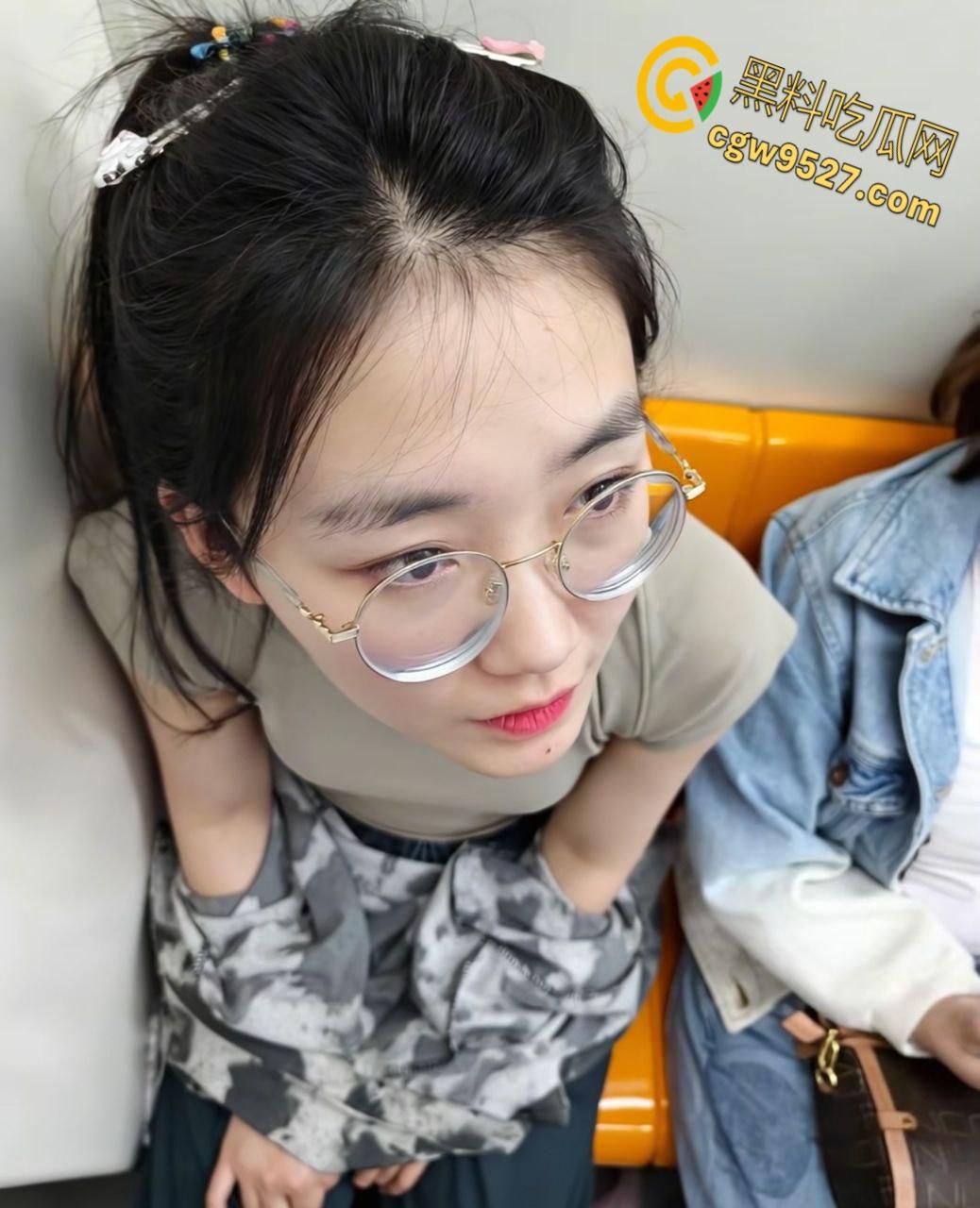 上海浦东眼镜婊【刘安娜】，自拍淫荡视频勾引单男，全程露脸粉嫩蜜穴若隐若现，骚臀黑丝诱惑天花板！-3