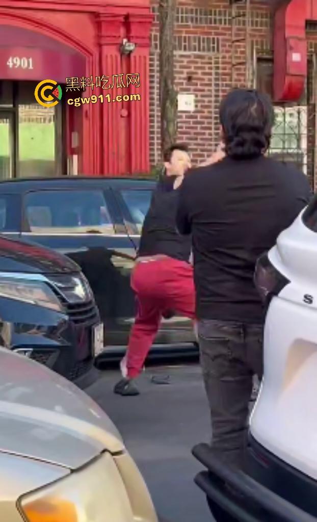 美国街头白人种族主义者狂喷黄种人歧视辱骂,被黄种拳皇暴揍成狗,嚣张叫嚣come here还挨拳反杀!-7