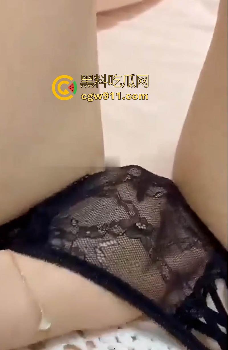 佛山南海一中语文老师【苏怡】私密视频流出，端庄外表藏骚心，极品身材露脸性爱，口交自慰挑逗欲火！-6